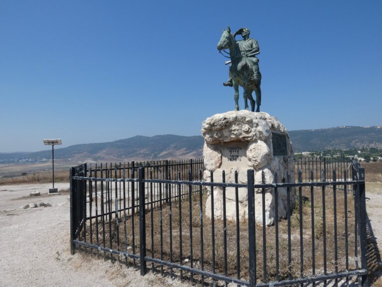אנדרטת אלכסנדר זייד וקבר שייח איבריק