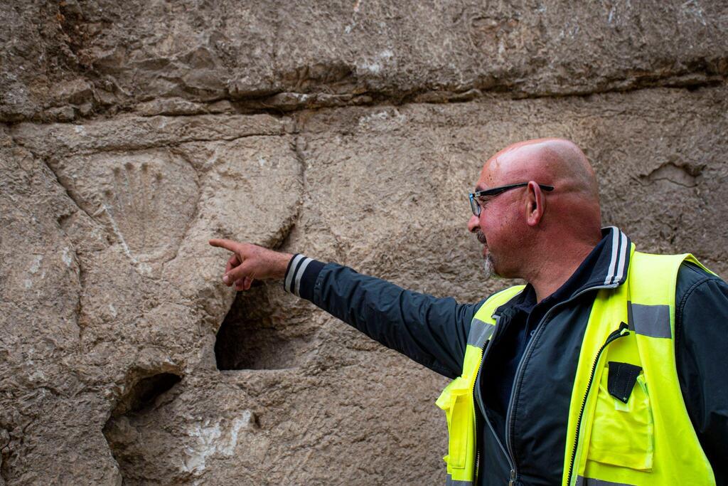למרגלות החומות: טביעת כף יד מסתורית חצובה בסלע
