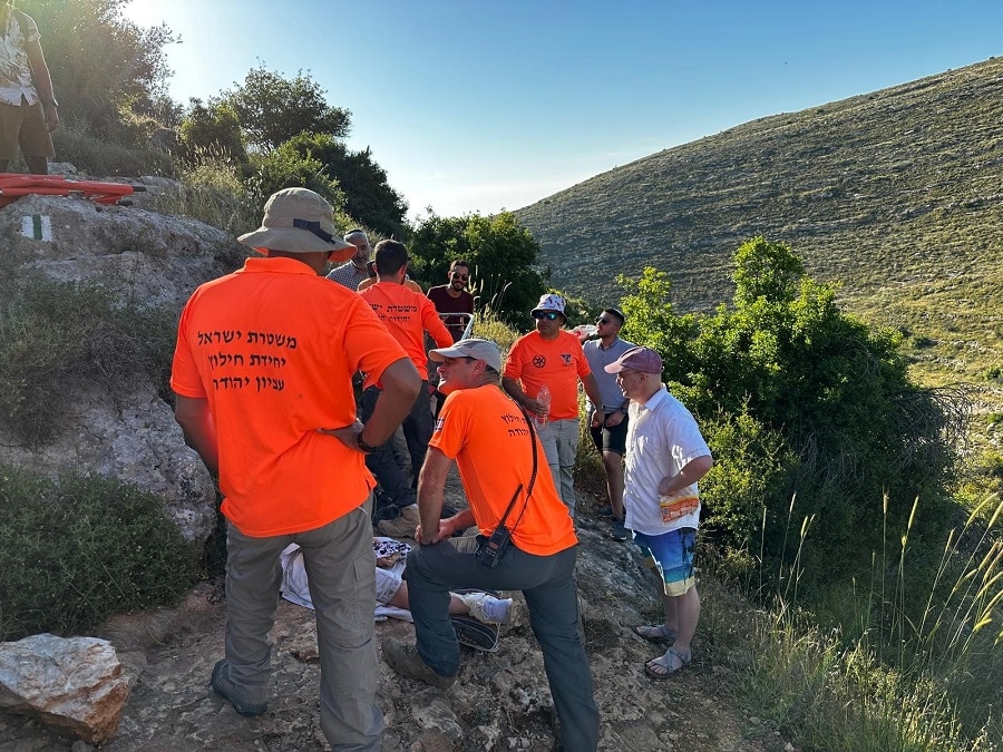 מטיילת בת 25 חולצה מנחל כפירה