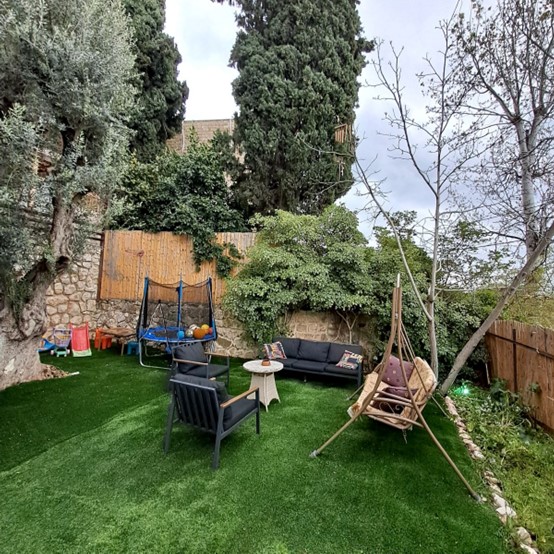 בפאתי העתיקה חצר