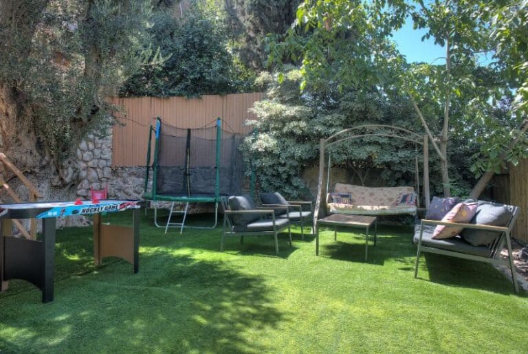 בפאתי העתיקה