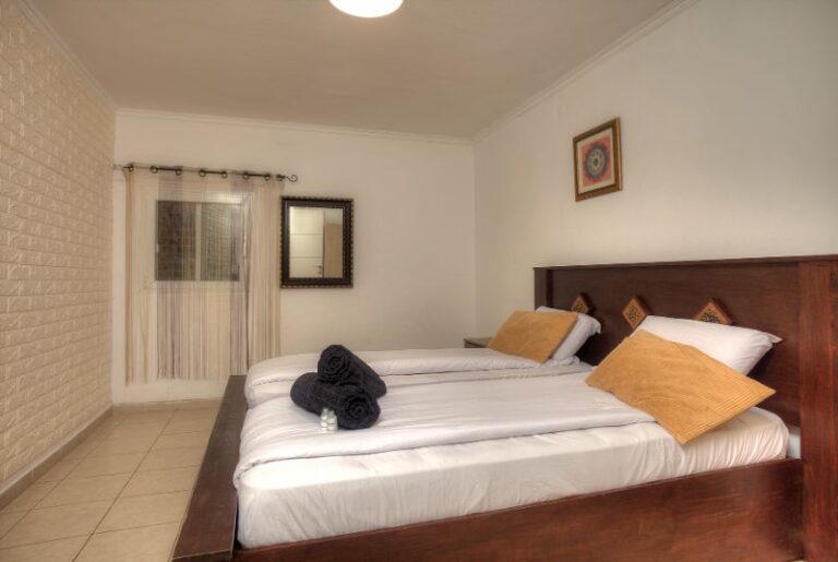 בפאתי העתיקה