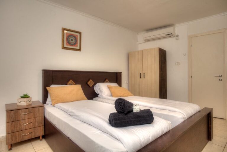 בפאתי העתיקה