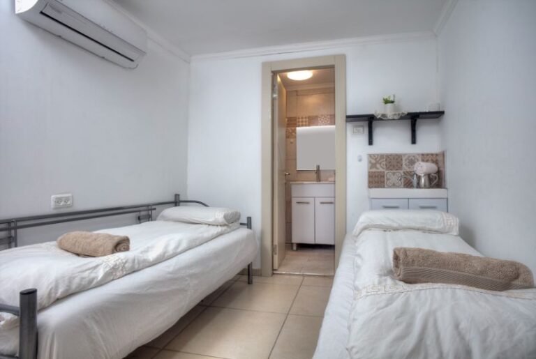 בפאתי העתיקה